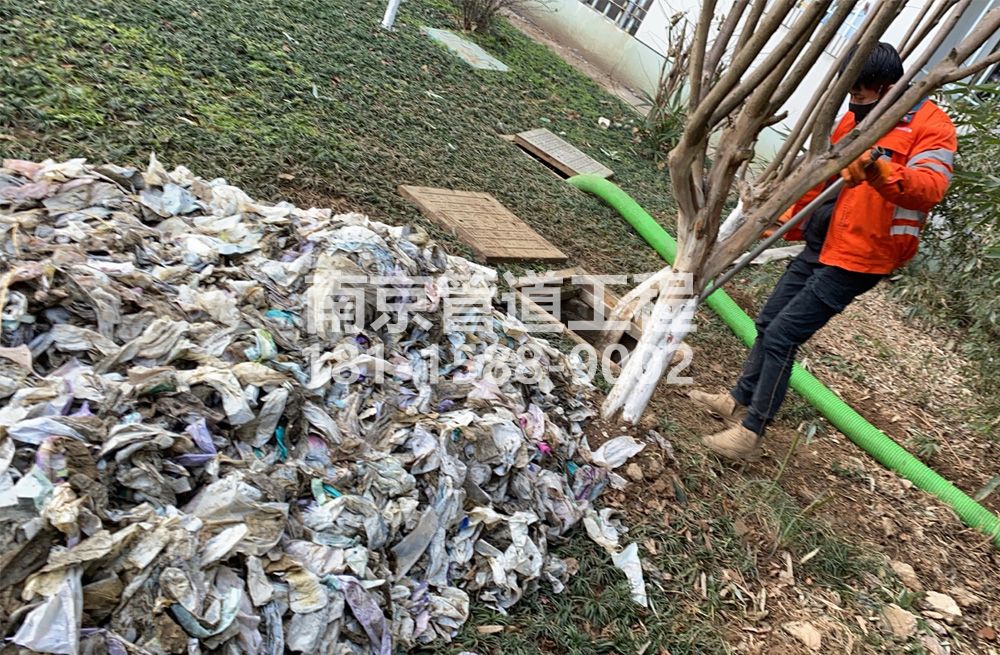 315石化村化粪池垃圾清理